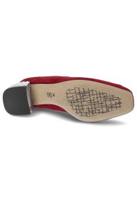Czerwone Czółenka Espirito Eleganckie Buty Damskie. Zapięcie: klamry. Kolor: czerwony. Materiał: zamsz, skóra. Szerokość cholewki: normalna. Wzór: aplikacja. Obcas: na obcasie. Styl: elegancki. Wysokość obcasa: średni