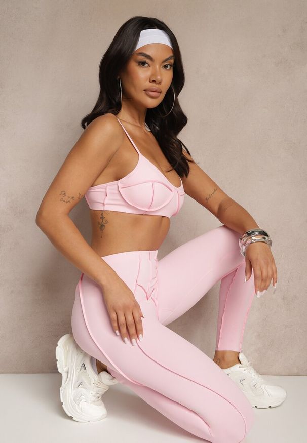 Renee - Jasnoróżowy Komplet Sportowy Zdobiony Przeszyciami Legginsy i Top Filaranea. Kolor: różowy. Materiał: jeans. Wzór: aplikacja