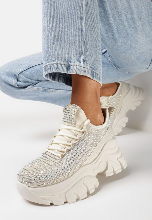 Born2be - Beżowe Sneakersy na Grubej Podeszwie Ozdobione Cyrkoniami Nallua. Okazja: na co dzień, na spacer. Kolor: beżowy. Wzór: aplikacja. Sport: turystyka piesza
