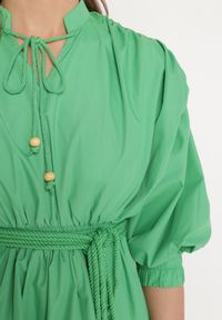 Born2be - Zielona Sukienka Adousa. Kolor: zielony. Materiał: tkanina, guma. Wzór: gładki. Typ sukienki: bombki. Styl: klasyczny. Długość: mini #4