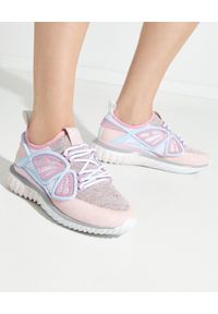 SOPHIA WEBSTER - Różowe sneakersy Fly-By. Kolor: różowy, wielokolorowy, fioletowy. Materiał: guma, tkanina. Wzór: aplikacja #1