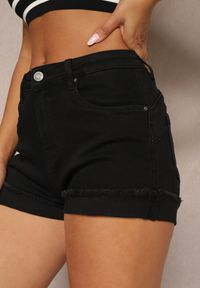 Renee - Czarne Szorty Denimowe High Waist z Efektem Push-Up i Asymetrycznymi Nogawkami Zilisea. Okazja: na co dzień. Stan: podwyższony. Kolor: czarny. Materiał: materiał. Styl: casual #3