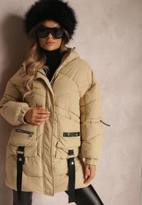 Renee - Beżowa Kurtka Pikowana Kagia. Typ kołnierza: komin. Kolor: beżowy. Materiał: jeans, materiał, wełna. Długość rękawa: długi rękaw. Długość: długie. Wzór: aplikacja, paski. Sezon: zima