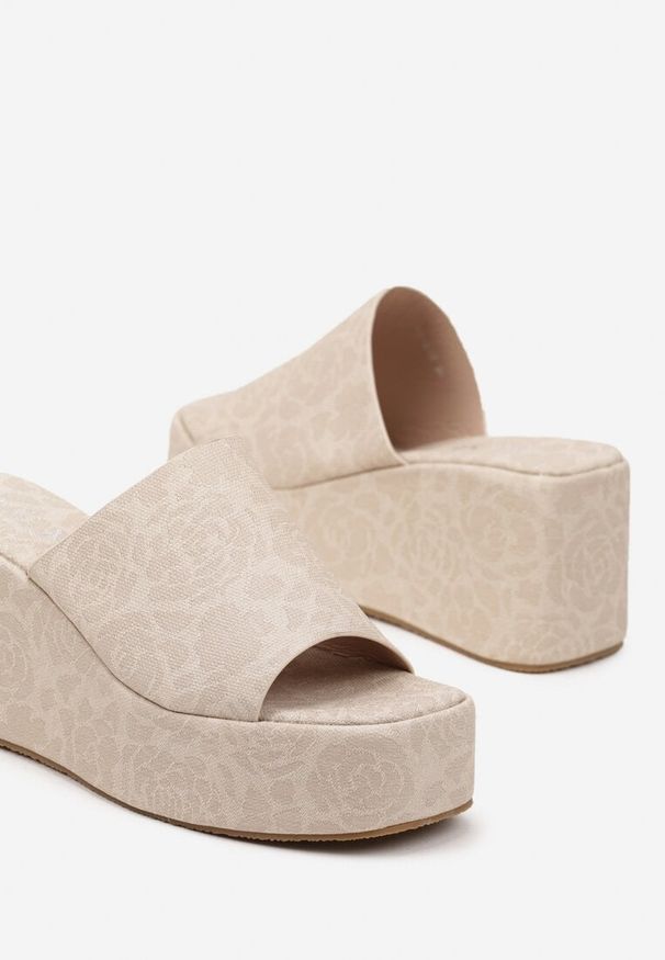 Renee - Beżowe Klapki na Koturnie w Cętki Zovianne. Okazja: na imprezę, na co dzień. Kolor: beżowy. Obcas: na koturnie. Styl: elegancki, casual