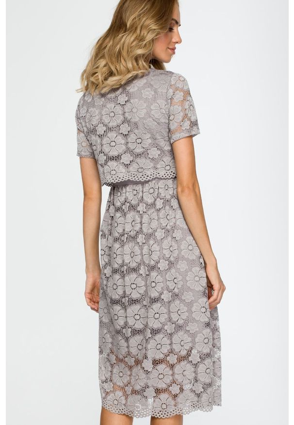 MOE - Sukienka na wesele koronkowa lekko rozkloszowana midi szara. Okazja: na ślub cywilny, na wesele. Kolor: szary. Materiał: koronka. Długość rękawa: krótki rękaw. Wzór: kwiaty, koronka, gładki. Typ sukienki: dopasowane, rozkloszowane. Styl: klasyczny, elegancki, wizytowy. Długość: midi