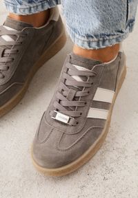 Renee - Ciemnobeżowe Skórzane Sneakersy Typu Tenisówki Ozdobione Paskami Brethanthei. Okazja: na co dzień. Zapięcie: pasek. Kolor: beżowy. Materiał: skóra. Wzór: aplikacja #3
