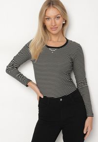 Born2be - Czarna Bluzka Typu Longsleeve w Paski Ozdobiona Cyrkoniami Ralinella. Okazja: na co dzień. Kolor: czarny. Materiał: jeans. Długość rękawa: długi rękaw. Wzór: paski, aplikacja. Styl: elegancki, casual, klasyczny #4