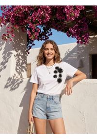 Sinsay - Bawełniana koszulka z kwiatami 3D - biały. Kolor: biały. Materiał: bawełna. Wzór: kwiaty #1