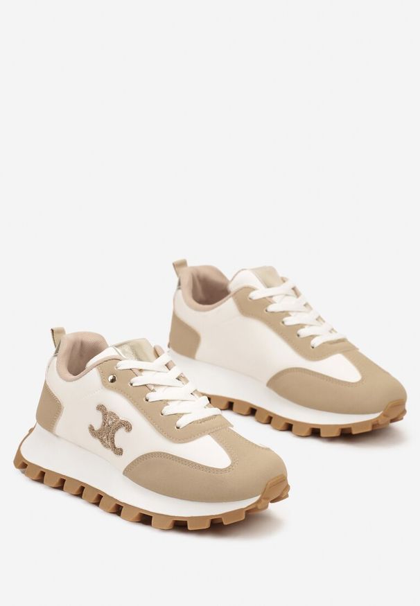 Renee - Ciemnobeżowe Sznurowane Sneakersy na Płaskiej Podeszwie Ozdobione Metalicznymi Aplikacjami Zetissa. Okazja: na co dzień, do pracy. Kolor: beżowy. Wzór: aplikacja. Obcas: na płaskiej podeszwie