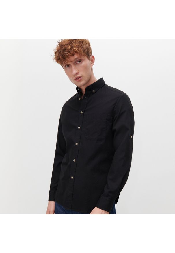 Reserved - Gładka koszula z kieszenią - Czarny. Kolor: czarny. Wzór: gładki