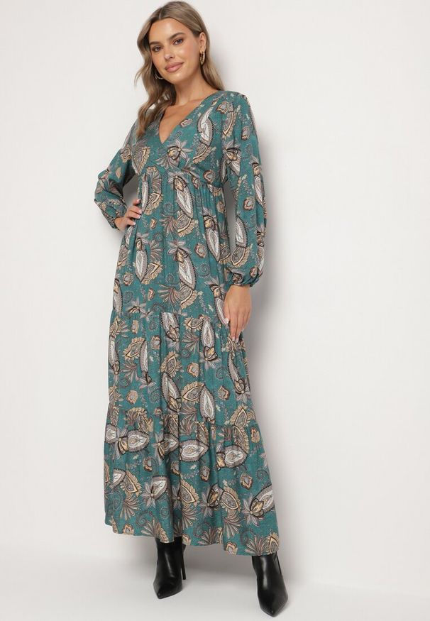 Born2be - Zielona Sukienka Anastolea. Kolor: zielony. Długość rękawa: długi rękaw. Wzór: paisley, aplikacja, kolorowy. Typ sukienki: kopertowe. Styl: boho. Długość: maxi