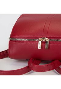 Wittchen - Damski plecak o kwadratowym fasonie. Kolor: czerwony. Materiał: skóra ekologiczna. Wzór: paski. Styl: elegancki #3