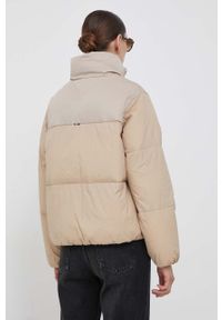TOMMY HILFIGER - Tommy Hilfiger kurtka damska kolor beżowy zimowa. Kolor: beżowy. Materiał: syntetyk, poliester. Sezon: zima #7
