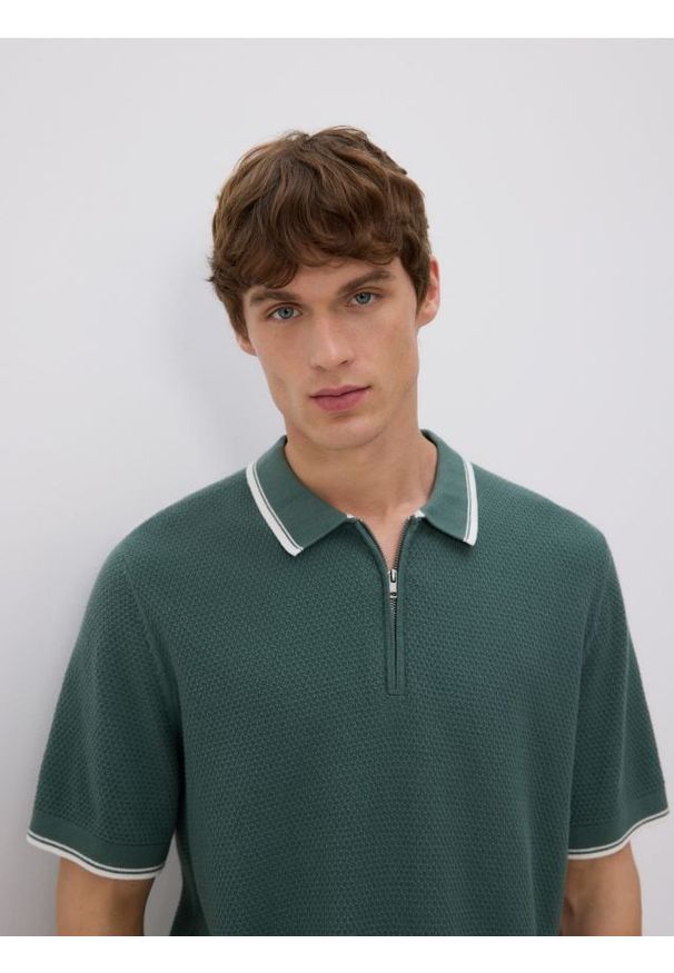 Reserved - Strukturalny sweter polo - zielony. Typ kołnierza: polo. Kolor: zielony. Materiał: dzianina, bawełna