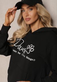 Renee - Czarna Bluza z Bawełną Kapturem i Napisem Gelabrina. Okazja: na co dzień, na spacer. Typ kołnierza: kaptur. Kolor: czarny. Materiał: bawełna. Długość rękawa: długi rękaw. Długość: długie. Wzór: napisy. Styl: klasyczny, casual #4