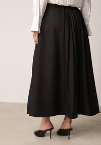 Born2be - Czarna Wiskozowa Spódnica o Rozkloszowanym Kroju z Paskiem z Klamrą Lawedisa. Okazja: na co dzień, na spotkanie biznesowe, do pracy. Kolor: czarny. Materiał: wiskoza. Styl: casual, biznesowy, elegancki, klasyczny #5