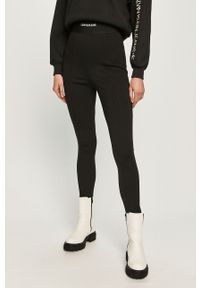 Calvin Klein Jeans - Legginsy. Kolor: czarny. Materiał: elastan, dzianina, poliamid, wiskoza. Wzór: gładki #1