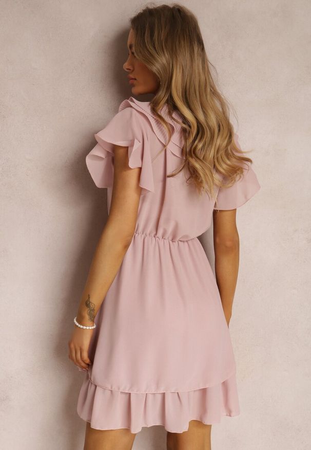 Renee - Różowa Sukienka Canolea. Kolor: różowy. Materiał: tkanina. Długość rękawa: krótki rękaw. Typ sukienki: rozkloszowane, kopertowe. Długość: mini