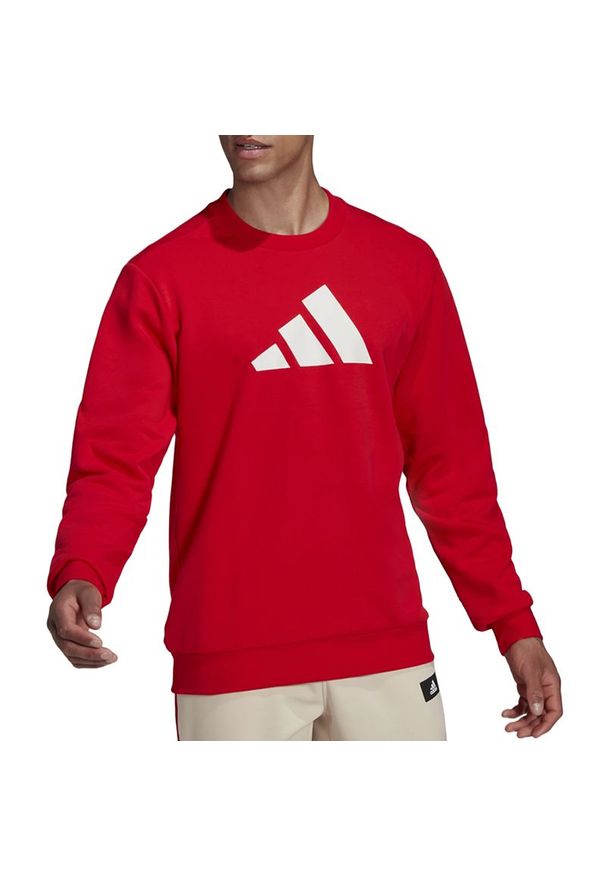 Adidas - Bluza adidas Future Icons Crew HC8628 - czerwona. Kolor: czerwony. Materiał: materiał, bawełna, poliester. Wzór: aplikacja. Styl: klasyczny, sportowy