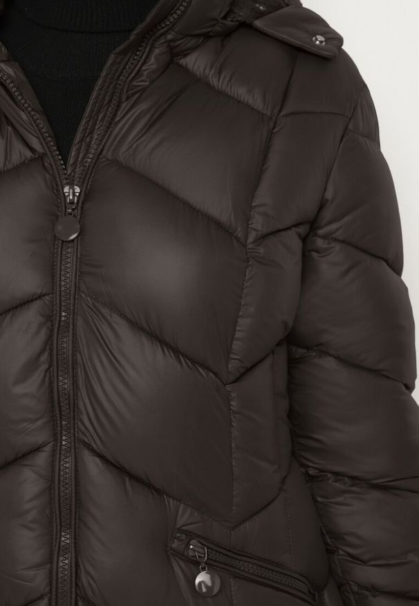 Born2be - Czarna Pikowana Kurtka o Taliowanym Kroju z Kapturem i Futrzaną Podszewką Emithalla. Okazja: na co dzień. Typ kołnierza: kaptur. Kolor: czarny. Materiał: futro. Długość rękawa: długi rękaw. Długość: długie. Styl: casual, klasyczny, elegancki