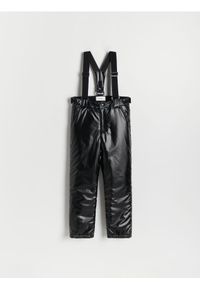 Reserved - Ocieplane spodnie na szelkach - czarny. Kolor: czarny. Materiał: tkanina #1
