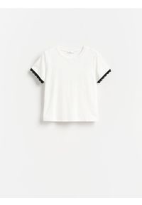 Reserved - T-shirt z ozdobną koronką - złamana biel. Materiał: koronka. Wzór: koronka #1