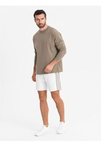 Ombre Clothing - Męskie krótkie spodenki dresowe w szerokie pasy – złamana biel V1 - Rozmiar: L. Okazja: na co dzień. Kolor: biały. Materiał: dresówka. Długość: krótkie. Styl: sportowy, casual #9