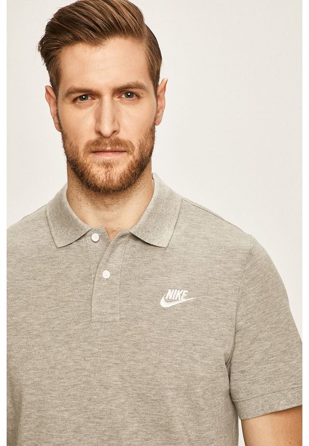Nike Sportswear - Polo. Okazja: na co dzień. Typ kołnierza: polo. Kolor: szary. Materiał: dzianina. Długość: krótkie. Styl: casual