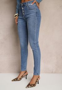 Renee - Niebieskie Jeansy Skinny z Bawełną High Waist Ozdobione Guzikami Felariel. Okazja: na co dzień. Stan: podwyższony. Kolor: niebieski. Wzór: aplikacja. Styl: casual, elegancki