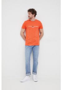 TOMMY HILFIGER - Tommy Hilfiger T-shirt bawełniany kolor różowy z aplikacją. Okazja: na co dzień. Kolor: pomarańczowy. Materiał: bawełna. Wzór: aplikacja. Styl: casual