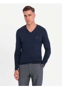 Ombre Clothing - Męski elegancki sweter BASIC V-neck z wiskozą – granatowy V2 - Rozmiar: M. Okazja: do pracy, na co dzień. Typ kołnierza: dekolt w serek. Kolor: niebieski. Materiał: wiskoza. Wzór: haft. Styl: elegancki