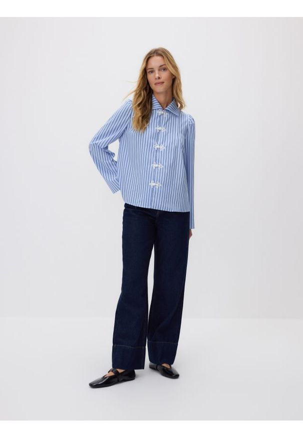 Reserved - Koszula w paski - jasnoniebieski. Kolor: niebieski. Materiał: bawełna, tkanina. Wzór: paski