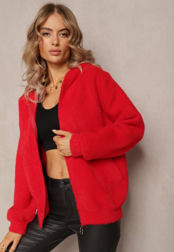 Renee - Czerwony Zasuwany Kardigan Wełniany z Kapturem Aniole. Okazja: na co dzień. Typ kołnierza: kaptur. Kolor: czerwony. Materiał: wełna. Długość rękawa: długi rękaw. Długość: długie. Wzór: aplikacja. Styl: casual
