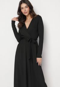 Born2be - Czarna Sukienka Kopertowa z Wiskozą Wiązana w Talii Drestalia. Okazja: na co dzień. Typ kołnierza: dekolt w kształcie V. Kolor: czarny. Materiał: wiskoza. Długość rękawa: długi rękaw. Typ sukienki: kopertowe. Styl: casual, klasyczny #4
