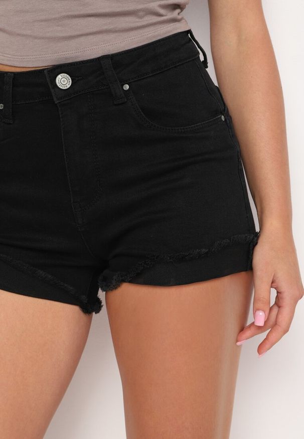 Born2be - Czarne Jeansowe Szorty z Wysokim Stanem o Asymetrycznym Wykończeniu z Efektem Push-Up Afisea. Okazja: na co dzień. Stan: podwyższony. Kolor: czarny. Materiał: jeans. Styl: casual