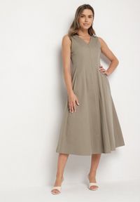 Born2be - Jasnozielona Sukienka o Rozkloszowanym Kroju z Dekoltem w Serek Alifia. Okazja: na co dzień, na spacer, na imprezę. Typ kołnierza: dekolt w serek. Kolor: zielony. Długość rękawa: bez rękawów. Typ sukienki: rozkloszowane, proste. Styl: klasyczny, casual #1