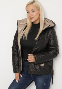 Born2be - Czarna Pikowana Kurtka z Odpinanym Kapturem Falenea. Okazja: na co dzień. Kolor: czarny. Materiał: jeans. Styl: casual #7