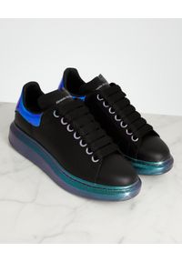 Alexander McQueen - ALEXANDER MCQUEEN - Czarne sneakersy z metaliczną piętą. Kolor: czarny. Materiał: guma. Wzór: gładki