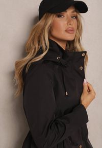Renee - Czarna Kurtka o Kroju Parki z Odpinanym Kapturem i Ściągaczem Elanorian. Okazja: na co dzień, na spacer. Kolor: czarny. Materiał: jeans. Styl: elegancki, casual #3