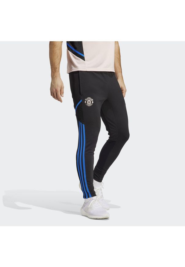 Spodnie do piłki noiżnej męskie Adidas Manchester United Condivo 22 Training. Kolor: niebieski, wielokolorowy, czarny. Materiał: dresówka, materiał. Sport: piłka nożna