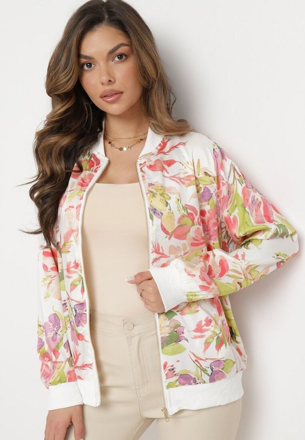 Born2be - Biała Kurtka Bomberka w Kwiaty Irisima. Kolor: biały. Wzór: kwiaty. Styl: elegancki