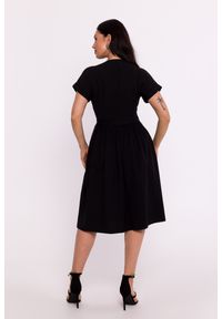 BeWear - Rozkloszowana sukienka kopertowa z dekoltem V czarna. Kolor: czarny. Sezon: lato, wiosna. Typ sukienki: kopertowe