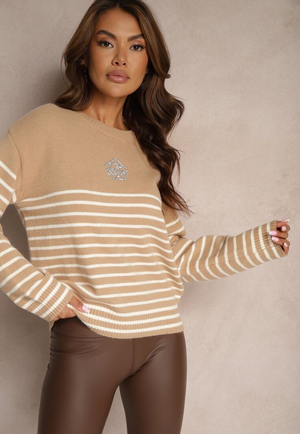 Renee - Jasnobrązowy Sweter z Dodatkiem Wiskozy z Cyrkoniami w Paski Nevetema. Kolor: brązowy. Materiał: wiskoza. Wzór: paski. Sezon: zima