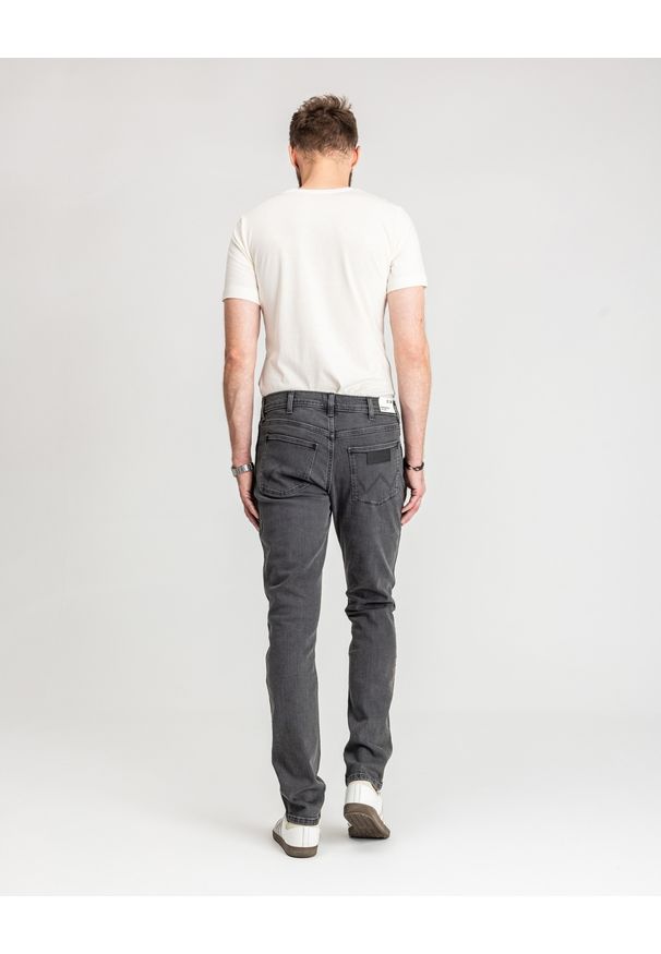 Wrangler - WRANGLER MĘSKIE SPODNIE JEANSOWE LARSTON BLACKOUT W18S29Z79 112330748. Okazja: na co dzień. Stan: obniżony. Sezon: zima, jesień, lato. Styl: młodzieżowy, casual, rockowy