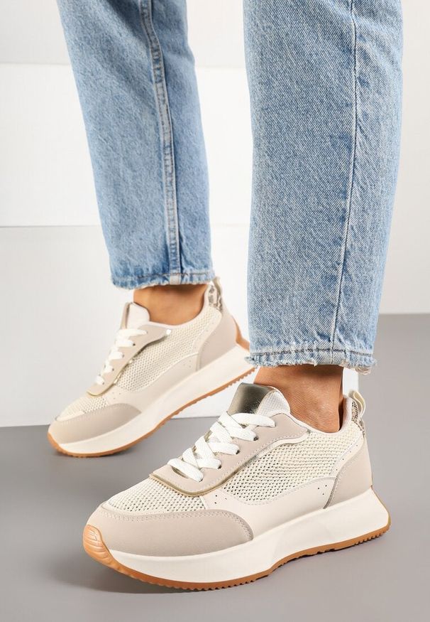 Renee - Beżowe Sneakersy Ozdobione Geometrycznym Motywem Calgis. Nosek buta: okrągły. Zapięcie: sznurówki. Kolor: beżowy. Materiał: materiał. Wzór: aplikacja, geometria. Obcas: na obcasie. Wysokość obcasa: niski