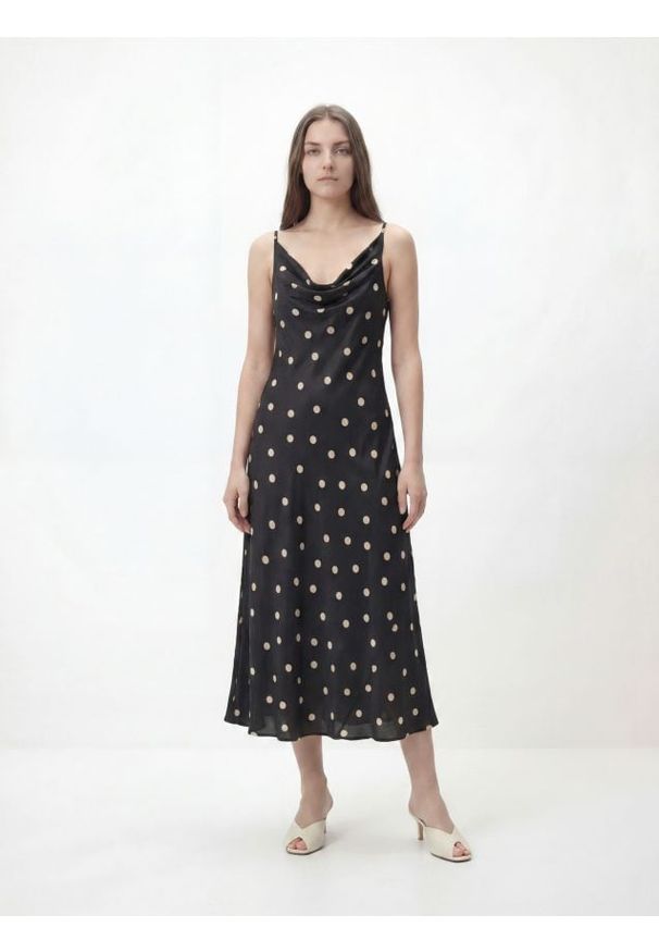Reserved - Sukienka midi w groszki - czarny. Kolor: czarny. Materiał: wiskoza. Wzór: grochy. Typ sukienki: proste. Długość: midi