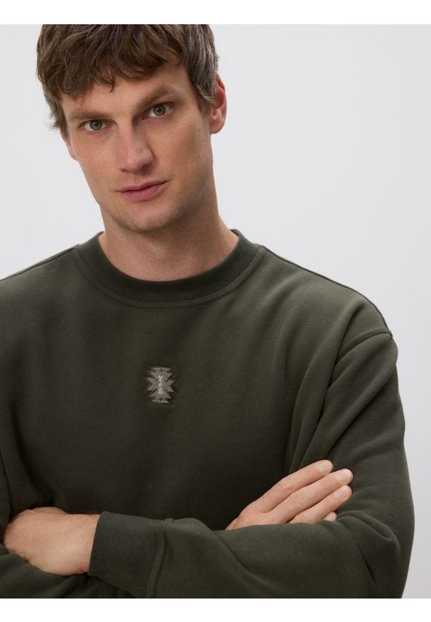 Reserved - Bluza z haftem - jasny zielony. Kolor: zielony. Materiał: bawełna, dzianina. Wzór: haft