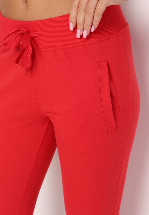 Born2be - Czerwone Spodnie Dresowe z Gumką w pasie i Troczkiem Halemia. Okazja: na co dzień. Kolor: czerwony. Materiał: dresówka. Długość: długie. Styl: sportowy, elegancki, casual