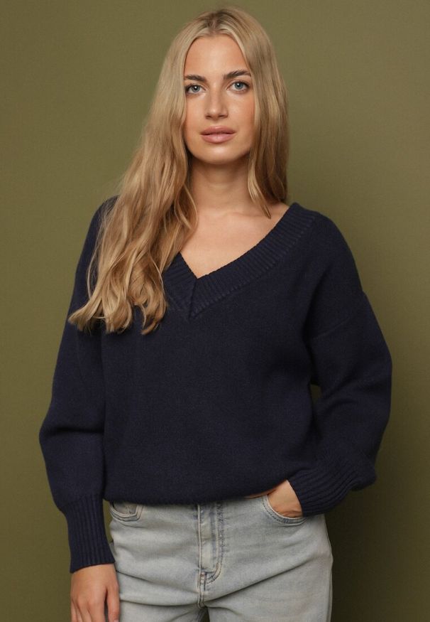 Born2be - Granatowy Sweter z Kaszmirem z Dekoltem w Serek Plenae. Okazja: na co dzień. Typ kołnierza: dekolt w serek. Kolor: niebieski. Materiał: kaszmir. Styl: klasyczny, casual, elegancki