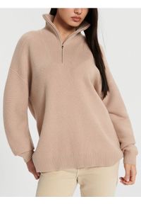 Sinsay - Sweter ze stójką - beżowy. Typ kołnierza: kołnierzyk stójkowy. Kolor: beżowy. Materiał: wiskoza, materiał, prążkowany, skóra #1